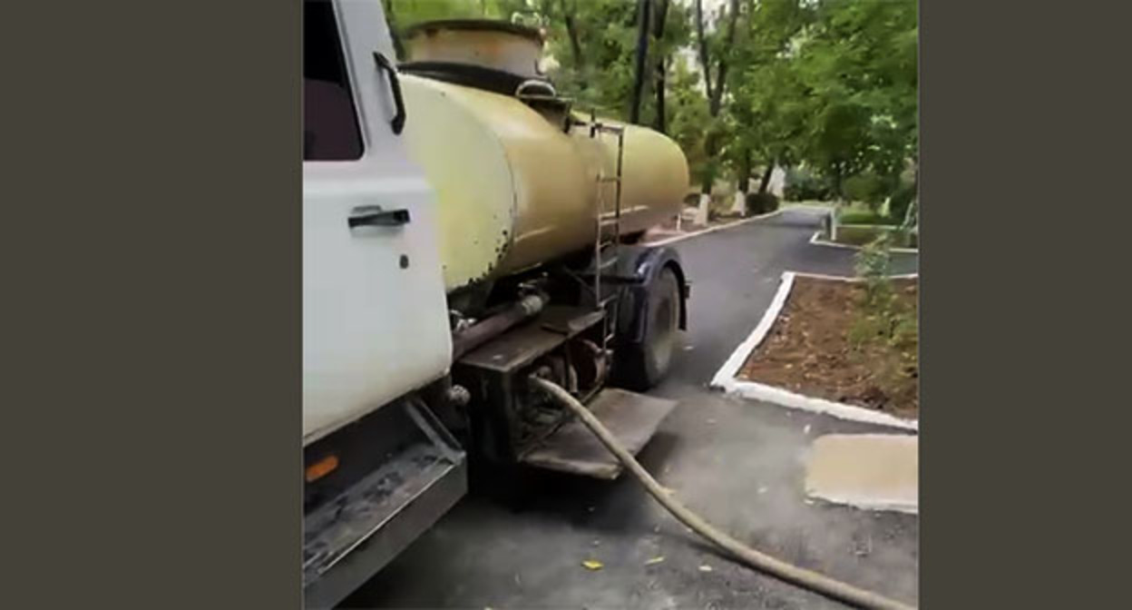 Водовоз в Буйнакске. 10 сентября 2025 г. Скриншот видео https://t.me/gorodbuynaksk/9300