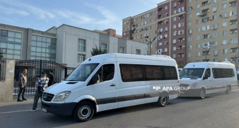 Автобусы для отправки переселенцев. Фото: АПА https://ru.apa.az/sotsium/v-poselok-gadrut-xodzavendskogo-raiona-i-selo-badara-xodzalinskogo-raiona-otpravlena-pervaya-gruppa-pereselencev-620988