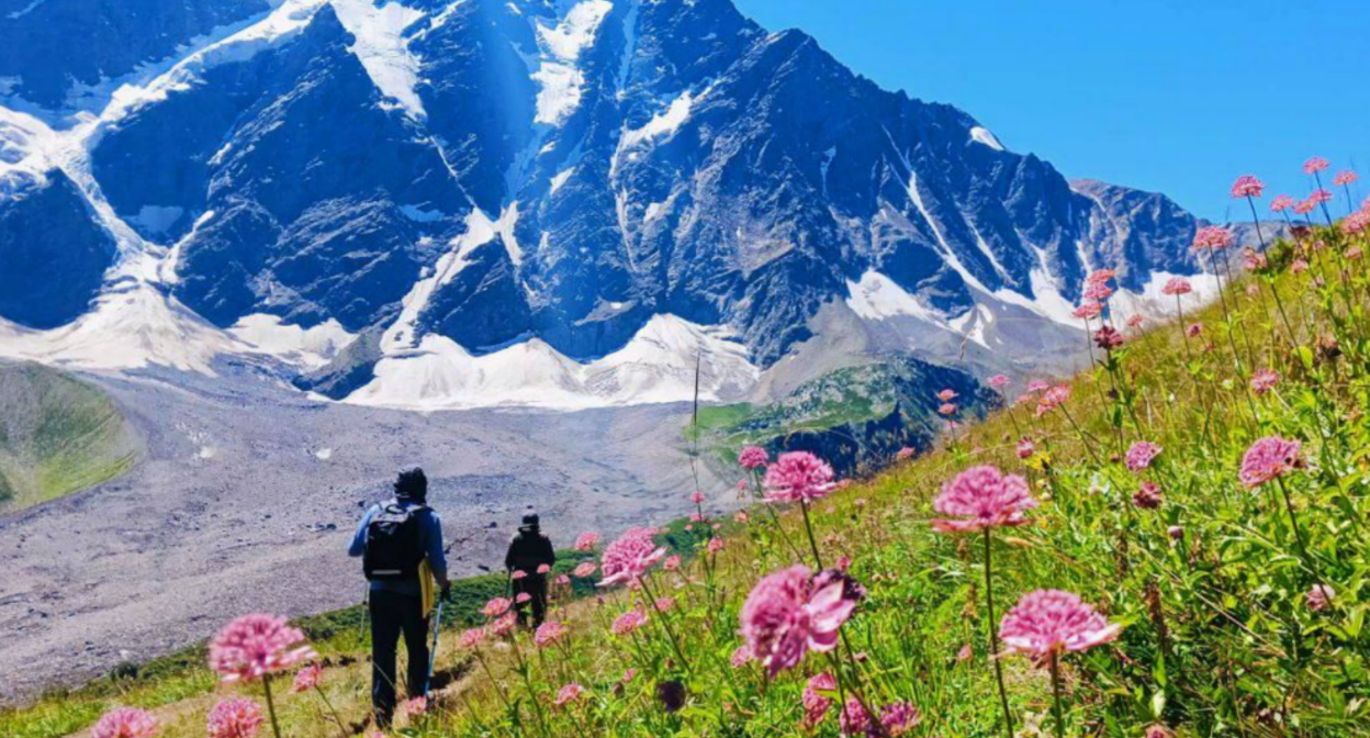 Туристы в Приэльбрусье. Скриншот фото "Курорт Эльбрус" от 31.08.25, https://t.me/elbrusresort/8097