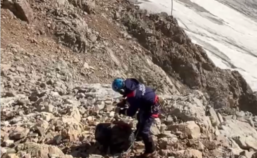 Эвакуация погибшего альпиниста. 29 августа 2025 г. Стоп-кадр видео МЧС России по Кабардино-Балкарии, https://t.me/mchskbr/8210

