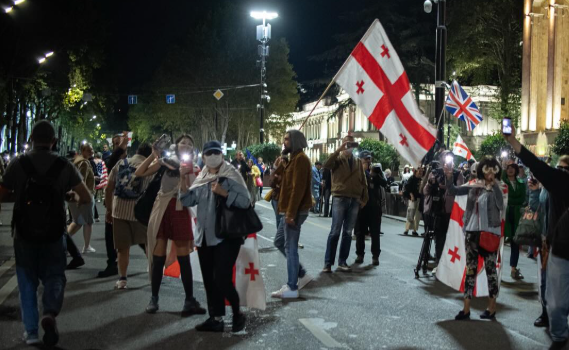 Участники протестов в Тбилиси. Скриншот фото Publika от 17.09.25, https://www.facebook.com/photo?fbid=1552491426150402&set=pcb.1552491532817058 (деятельность компании Meta, владеющей соцсетью, запрещена в России).