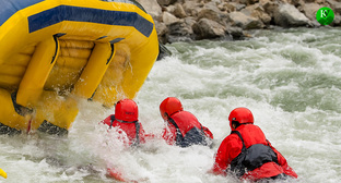 Рафтинг. Иллюстрация создана «Кавказским узлом» с помощью ИИ в программе Copilot