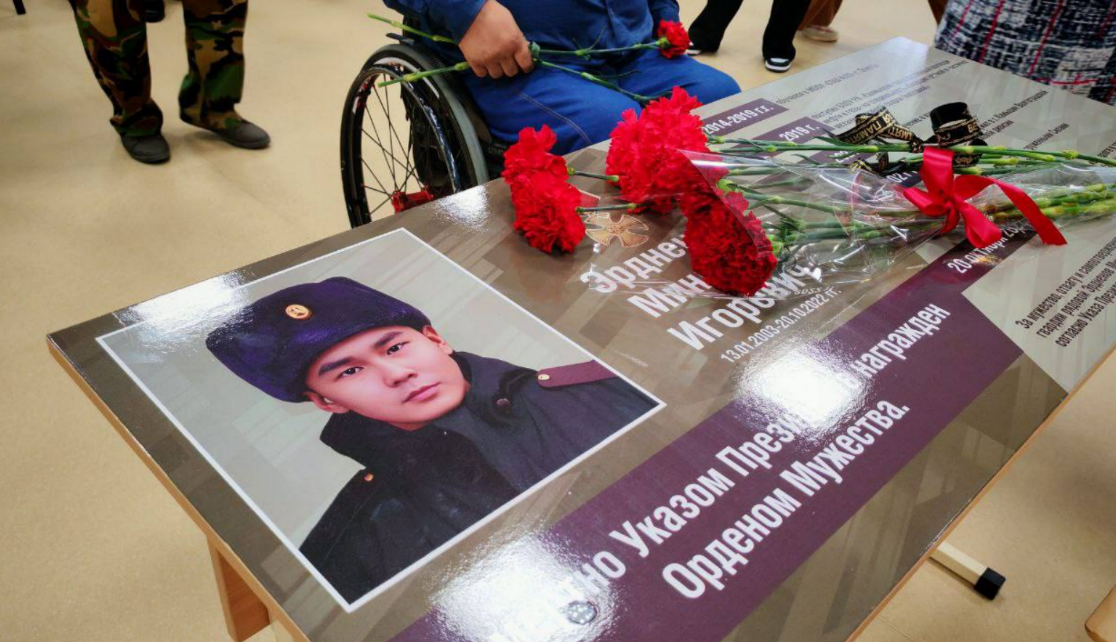 "Парта Героя" Мингияну Эрдненову. Скриншот фото из Telegram-канала администрации Элисты от 19.09.25, https://t.me/gorodelista1/21464.