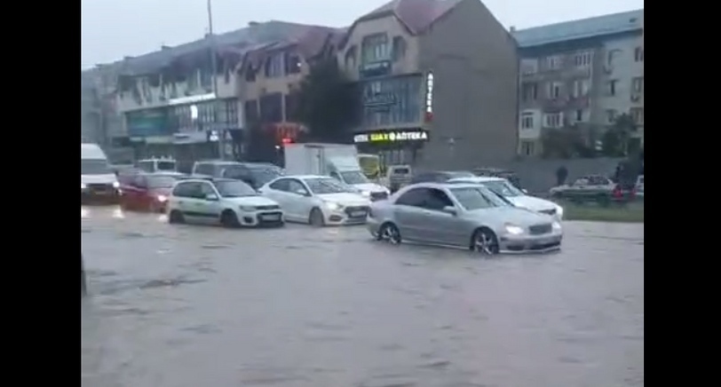 Автомобили на улице Махачкалы. Кадр видео из телеграм-канала мэрии Махачкалы https://t.me/makhachkalaofficial/15738