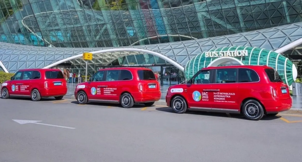 Такси в бакинском аэропорту. Фото: https://media.az/