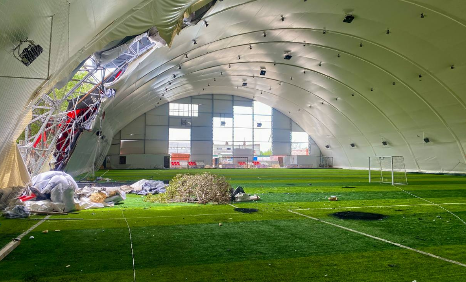 Разрушенный манеж в Таганроге. Скриншот фото https://www.change.org/p/восстановление-зимнего-футбольного-манежа-ано-дфш-авангард-г-таганрог-после-атаки-бпла?source_location=searchю

