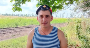 Николай Зацепин. Скриншот фото из Telegram-канала администрации Енотаевского района от 25.05.25, https://t.me/enotaevskiy_rayon/9860.