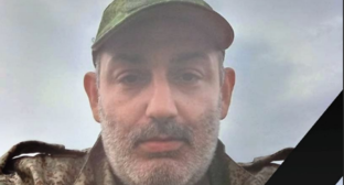 Алик Золотов. Скриншот фото из Telegram-канала администрации Икрянинского района от 01.10.25, https://t.me/ikradm/11835.