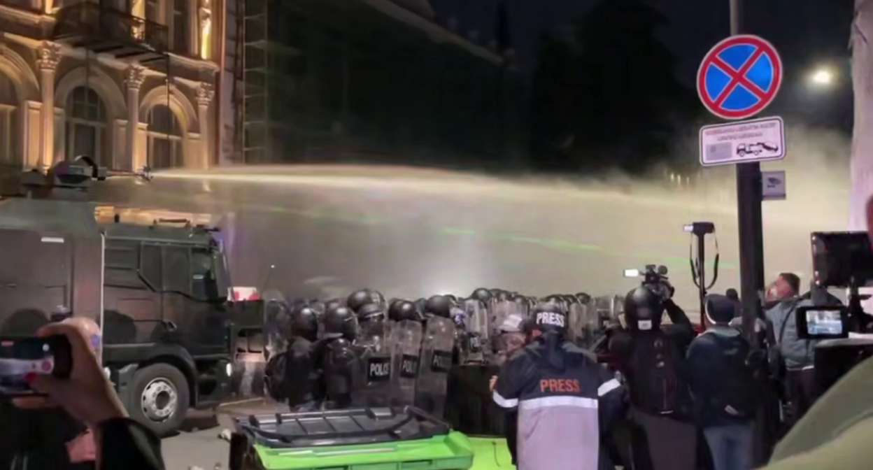 Силовики использовали водомет против протестующих. Стоп-кадр видео "Новости Грузии" от 04.10.25, https://t.me/NGnewsgeorgia/25849.