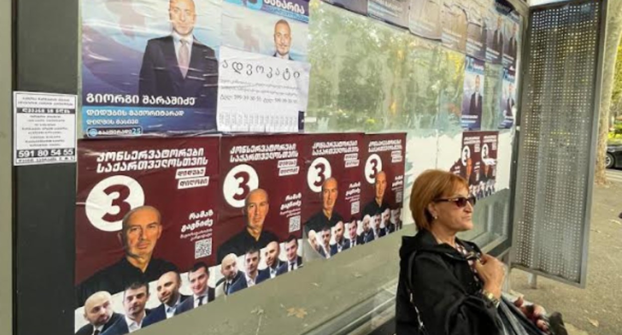 Предвыборная агитация на остановке в Тбилиси. Фото "Кавказского узла".