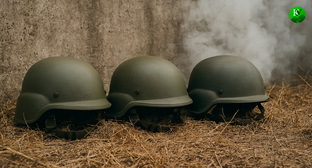 Каски военных. Иллюстрация создана «Кавказским узлом» с помощью ИИ в программе Copilot