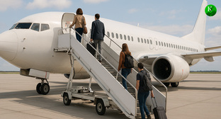 Пассажиры поднимаются на борт самолета. Иллюстрация создана "Кавказским узлом" с помощью ИИ в программе Copilot