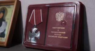 Орден Мужества. Фото: https://vpravda.ru/svo/v-volgogradskoy-oblasti-peredali-nagrady-semyam-pogibshih-uchastnikov-svo-215853/