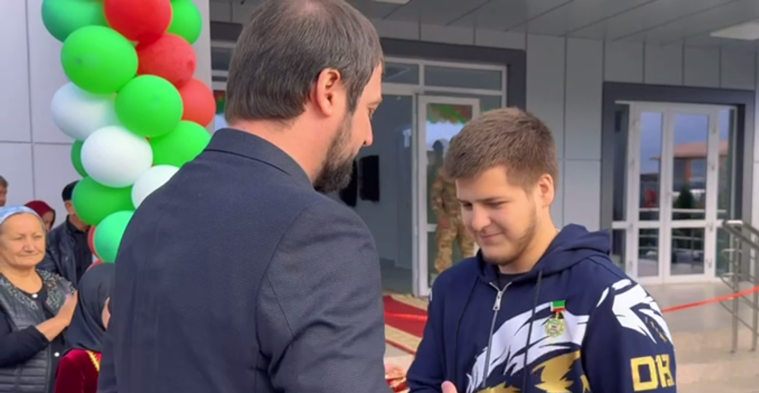 Adam Kadyrov receives an honorary citizen medal. Video still by Khamzat Khasanov / Telegram
