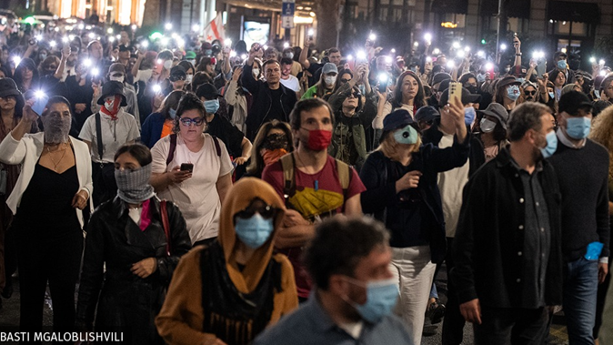 Акция протеста 8 октября. Скриншот фото Publika от 08.10.25, https://www.facebook.com/photo?fbid=1572090314190513&set=a.715406393192247 (деятельность компании Meta, владеющей соцсетью, запрещена в России).