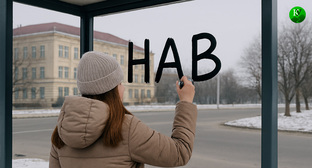 Школьница оставляет надпись на остановке. Иллюстрация создана «Кавказским узлом» с помощью ИИ в программе Copilot