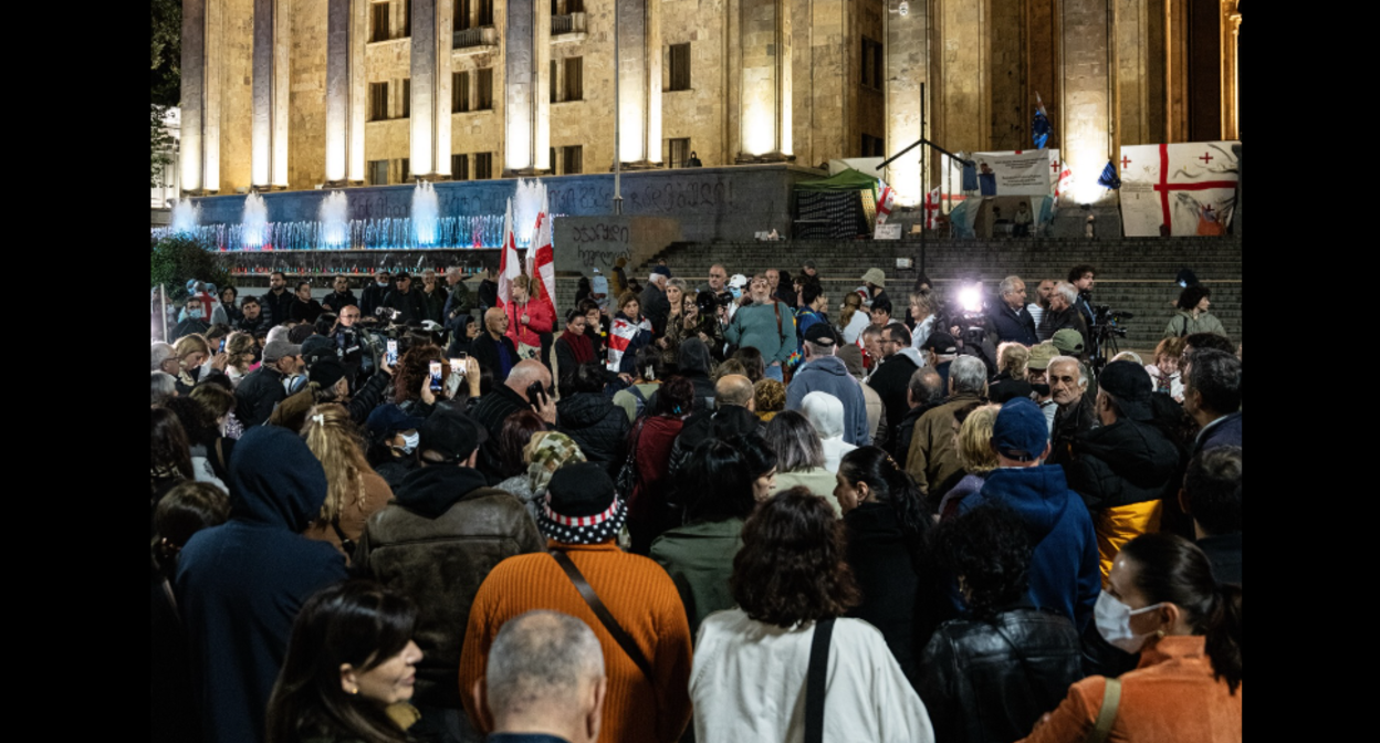 Акция протеста у здания парламента. Скриншот фото Publika от 10.10.25, https://www.facebook.com/photo?fbid=1574281713971373&set=pcb.1574281853971359 (деятельность компании Meta, владеющей соцсетью, запрещена в России)