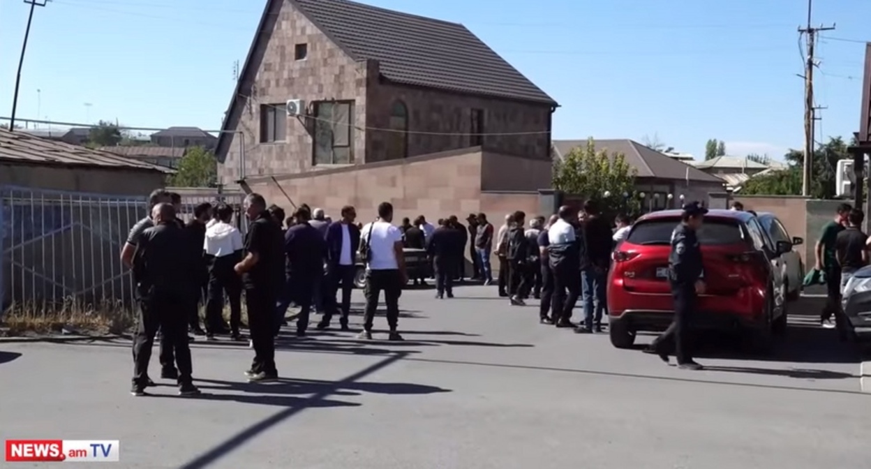 Участники акции протеста. Мердзаван, 12 октября 2025 года. Кадр видео News.am https://www.youtube.com/watch?v=O7Nvhm42RK4