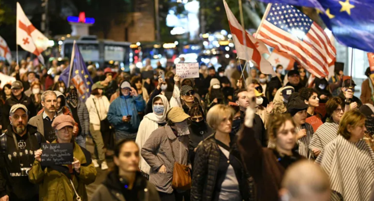 Участники марша "Грузию не пленить". Скриншот фото "Интерпрессньюс" от 12.10.25, https://www.interpressnews.ge/ru/article/171151-v-tbilisi-prokhodit-shestvie-protesta-pod-lozungom-gruziiu-ne-plenit