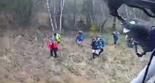 Эвакуация туристов с детьми в горах Сочи. 13 октября 2025 г. Скриншот видео t.me/mchs_kuban