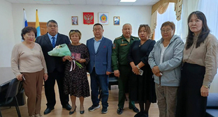 Семьи погибших бойцов Павла Лущаева и Нарана Санджиева во время награждения. Октябрь 2025 г. Фото: https://riakalm.ru/