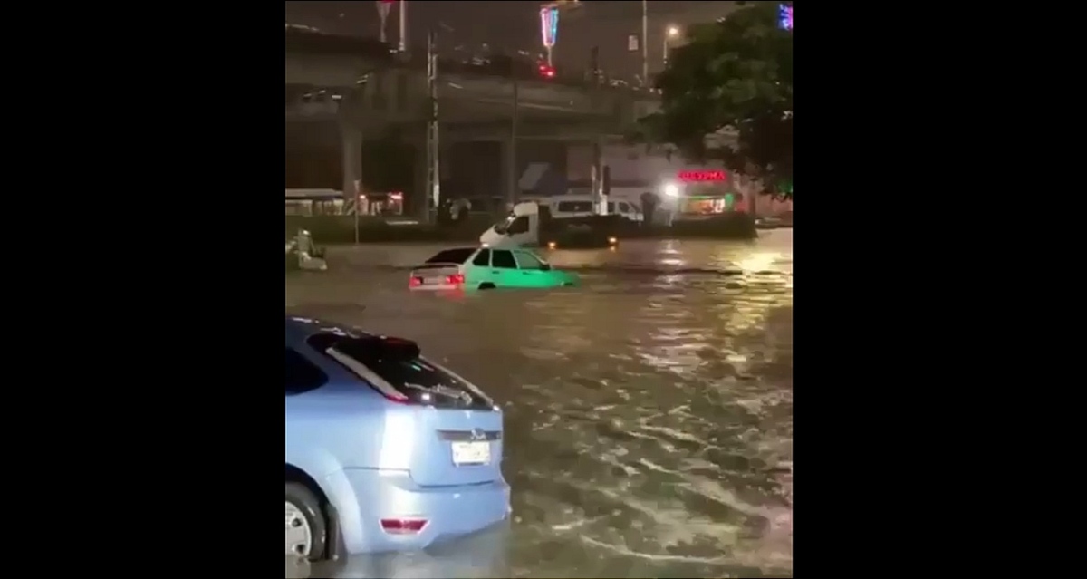 Автомобили на затопленной улице в Махачкале. 19 сентября 2025 г. Кадр видео из телеграм-канала "Черновика" https://t.me/chernovik_new/4740