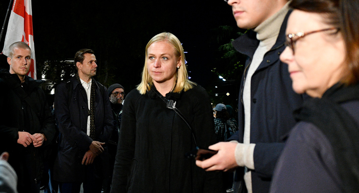 Elina Valtonen with protesters on Rustaveli Avenue. Photo: Giorgi Zhamerashvili / Publika