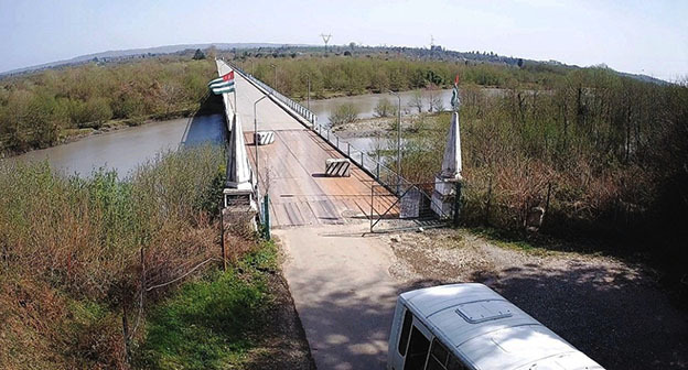 Мост на КПП "Ингур". Скриншот видео https://go-abxazia.ru/12801-2/