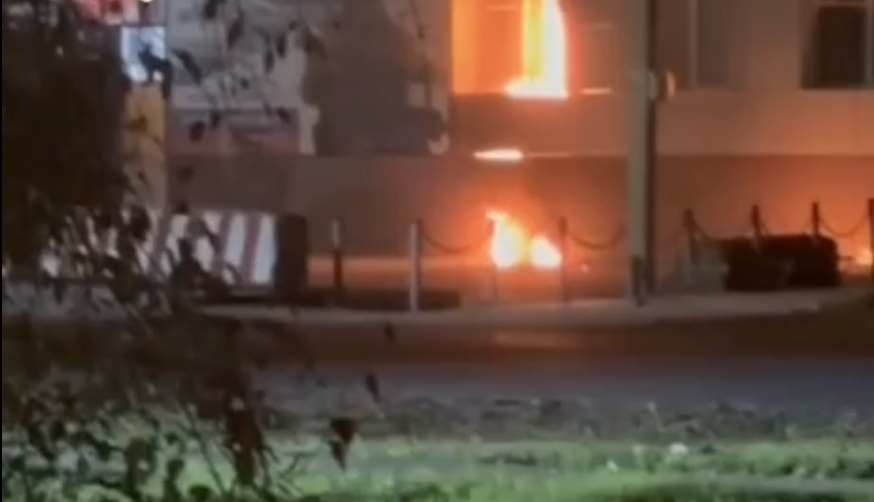 Поджог военкомата в Зеленокумске. Кадр видео "Блокнот Ставрополь" / Telegram