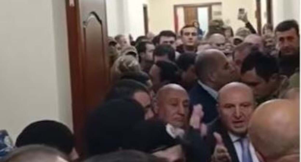 Мэра Гюмри выводят из здания. 20 октября 2025 г. Фото: https://news.am/rus/news/910623.html