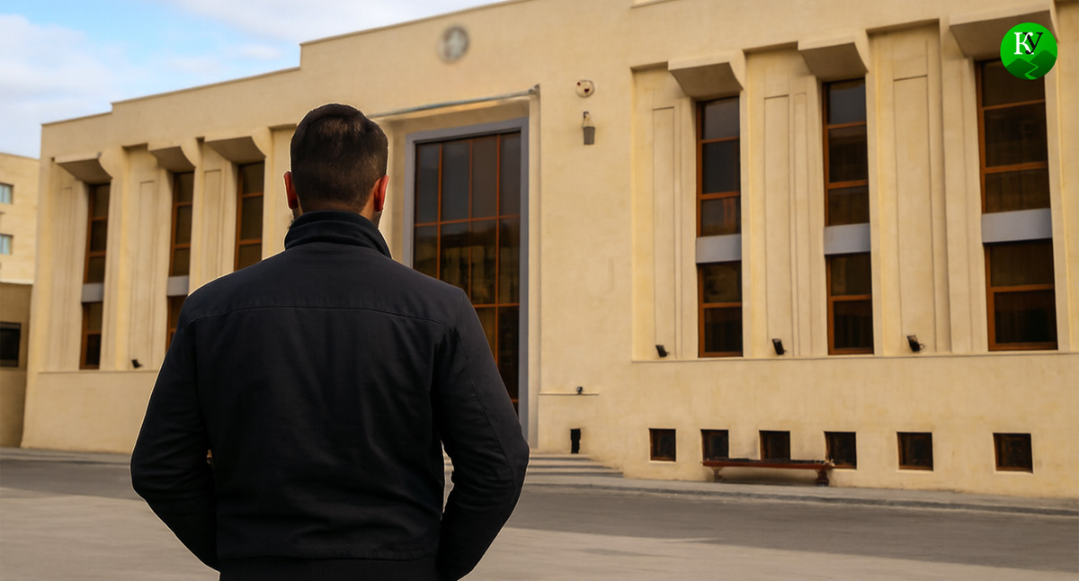 Мужчина на фоне синагоги горских евреев в Баку. Иллюстрация создана "Кавказским узлом" с помощью ИИ в программе Copilot