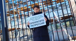 Юлия Мельниченко во время пикета. 30 октября 2025 г. Фото предоставлено Юлией Мельниченко для "Кавказского узла"