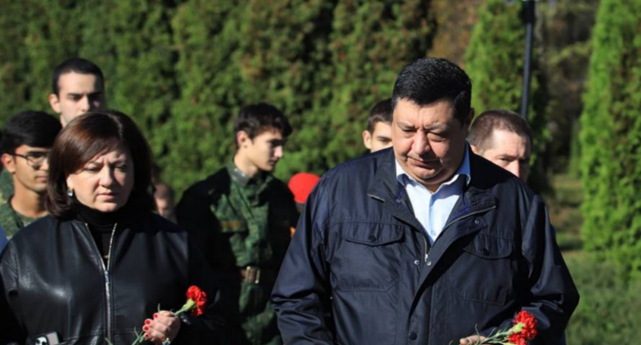 Траурная акция во Владикавказе. Скриншот фото из Telegram-канала администрации города от 30.10.25, https://t.me/amsvld/17126