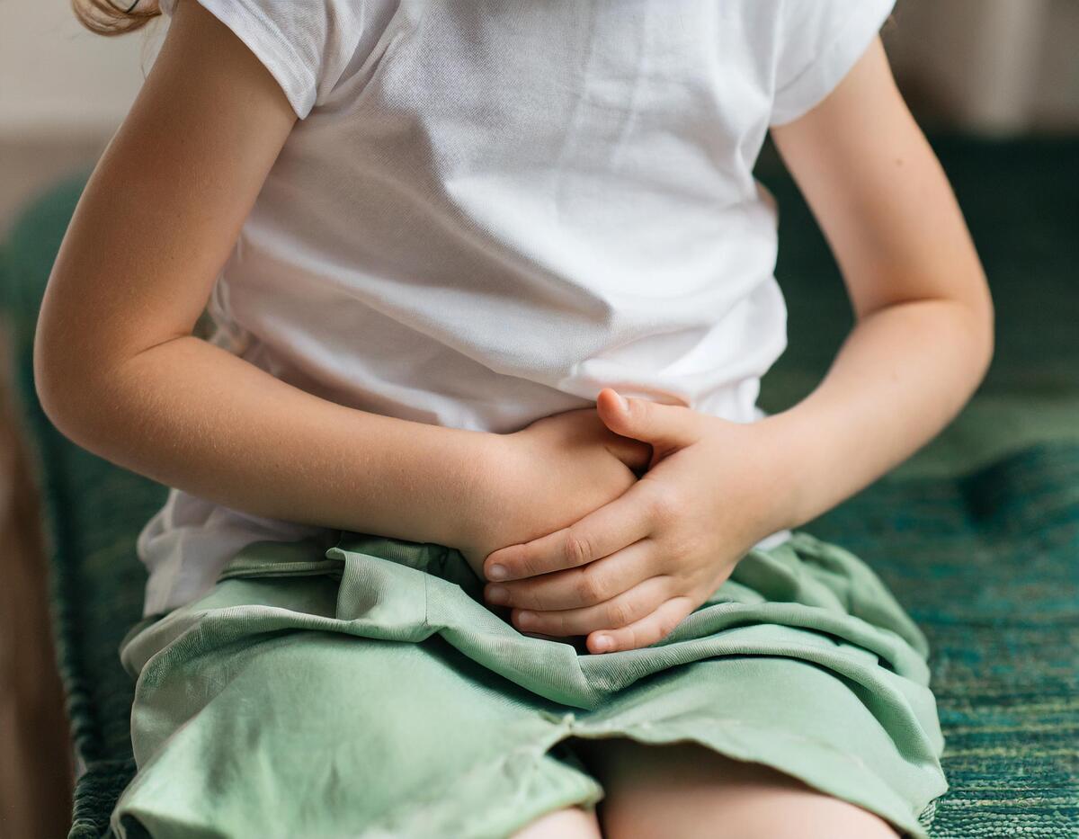 Ребенок держится за живот. Иллюстрация создана «Кавказским узлом» с помощью ИИ в программе Copilot