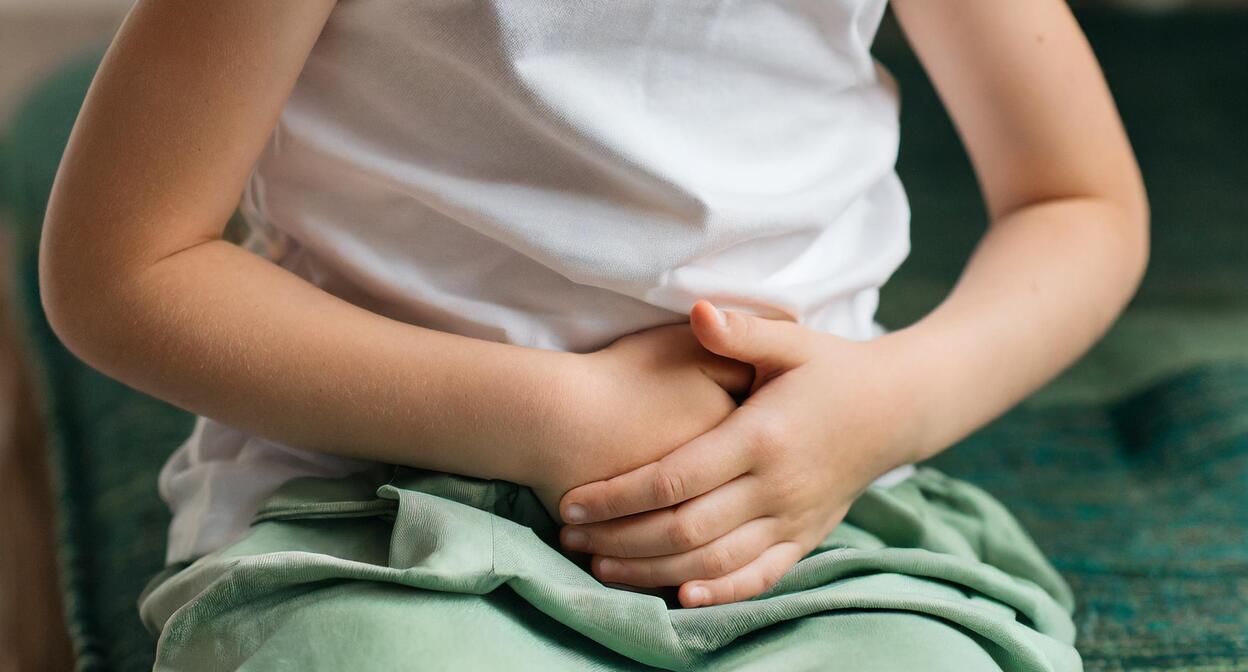 Ребенок держится за живот. Иллюстрация создана «Кавказским узлом» с помощью ИИ в программе Copilot