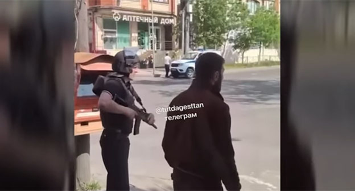 Нападение на пост ДПС в Махачкале. Май 2025 г. Скриншот видео https://www.youtube.com/live/2ocycGZVp1E