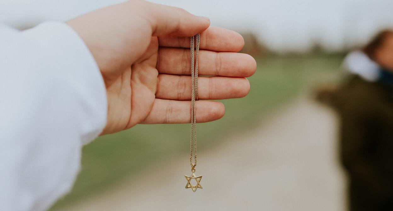 Кулон в виде звезды Давида. Фото: Benny Rotlevy / Unsplash.com