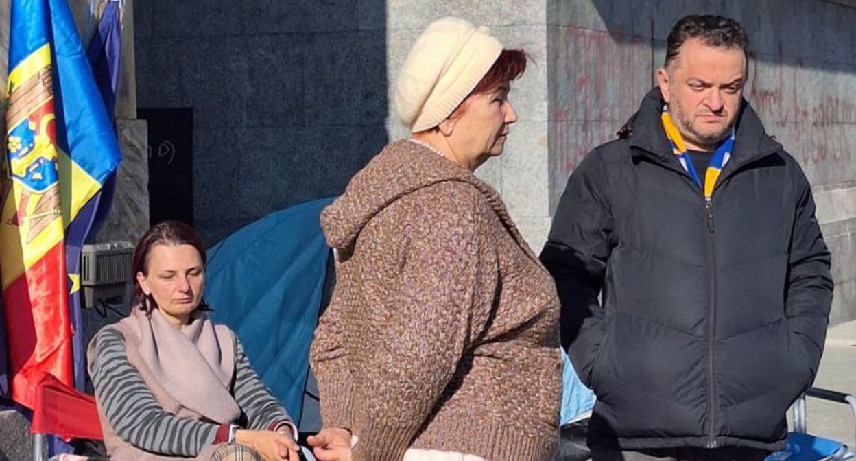 Участники голодовки у парламента Грузии. 7 ноября 2025 г. Фото: https://tvpirveli.ge/ka/siaxleebi/sazogadoeba/114311-shimshilobis-me-11-dge-parlamenttan-rogoria-moshimshileebis-janmrtelobis-md