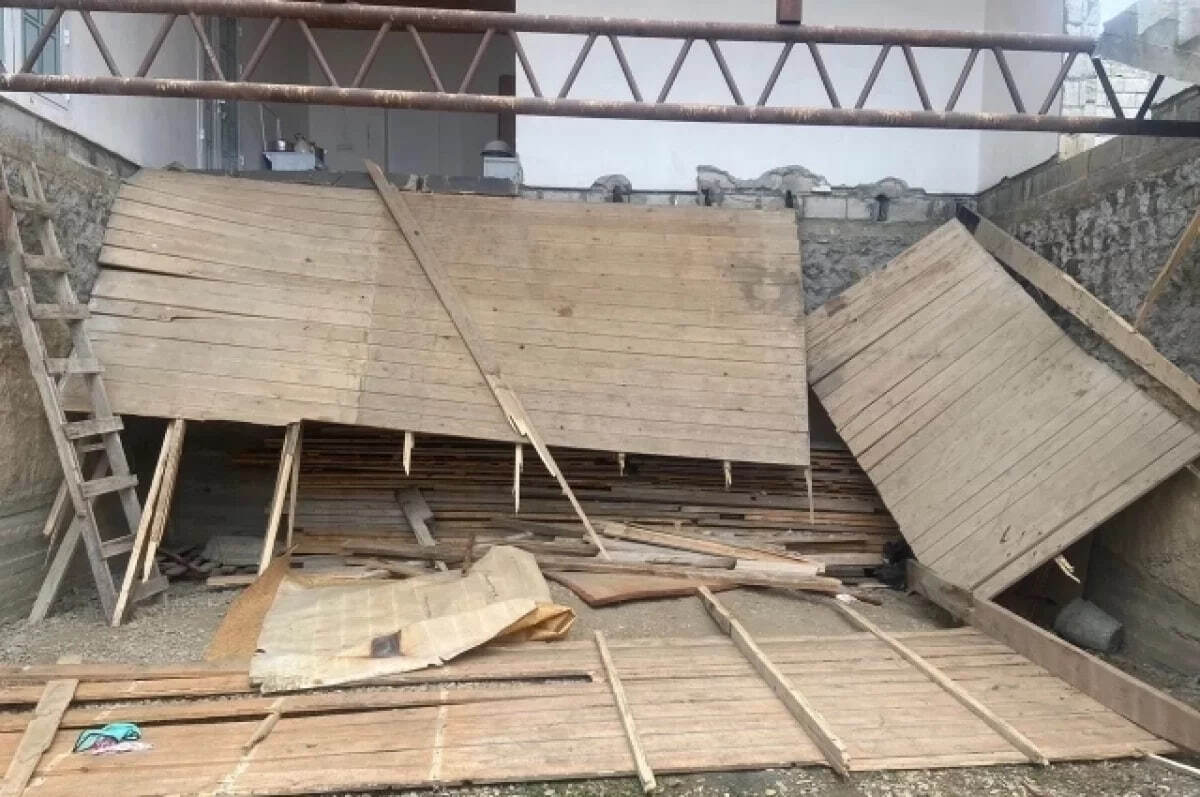 Обрушенные конструкции во время траурной процессии. Фото: СУ СКР по Чеченской Республике