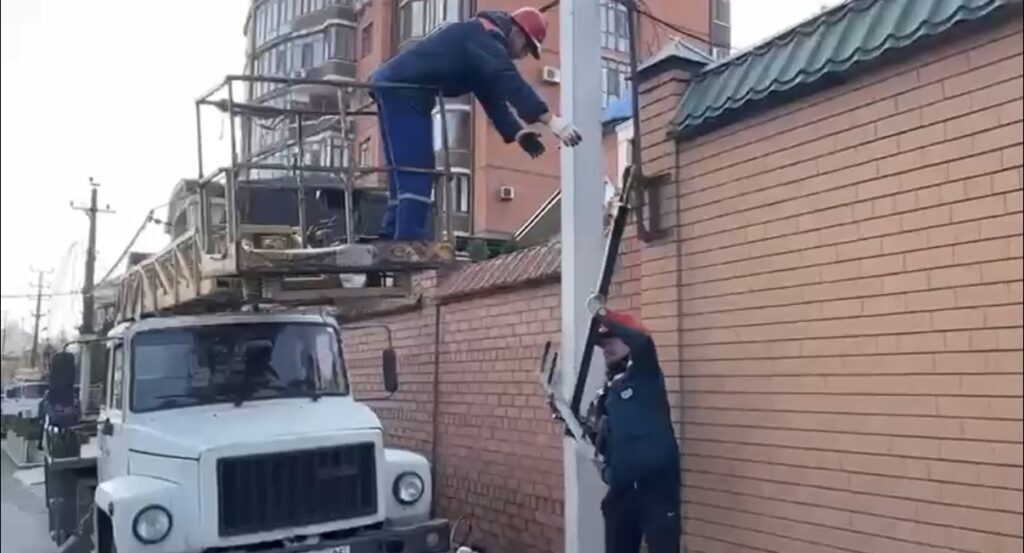 Работы по восстановлению электричества в Советском районе Махачкалы. Ноябрь 2025 г. Фото: https://zamana.info/rubriki/news/news/energosnabzhenie-v-sovetskom-rajone-mahachkaly-vosstanavlivayut-s-pomoshhyu-novoj-vl