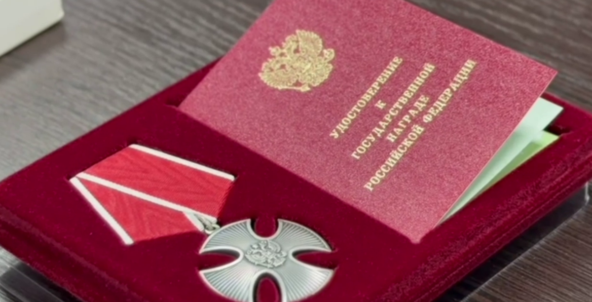 Орден Мужества Абдулмуталима Муталимова. Стоп-кадр видео  из Telegram-канала администрации Южно-Сухокумска от 14.11.25, https://t.me/usuhokumsk/9902