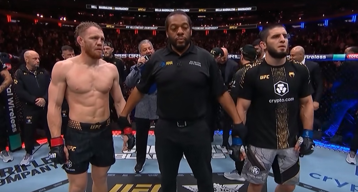 Джек Делла Маддалена (слева) и Ислам Махачев (справа). Нью-Йорк, 15 ноября (16 ноября по московскому времени) 2025 года. Кадр видео UFC https://vksport.vkvideo.ru/video-180706688_456261950