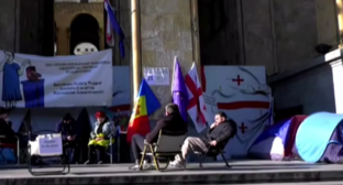 Участники голодовки у парламента Грузии. Стоп-кадр видео из YouTube-канала TV Pirveli от 19.11.25, https://www.youtube.com/watch?v=DqBHEK1VrYU&t=14s