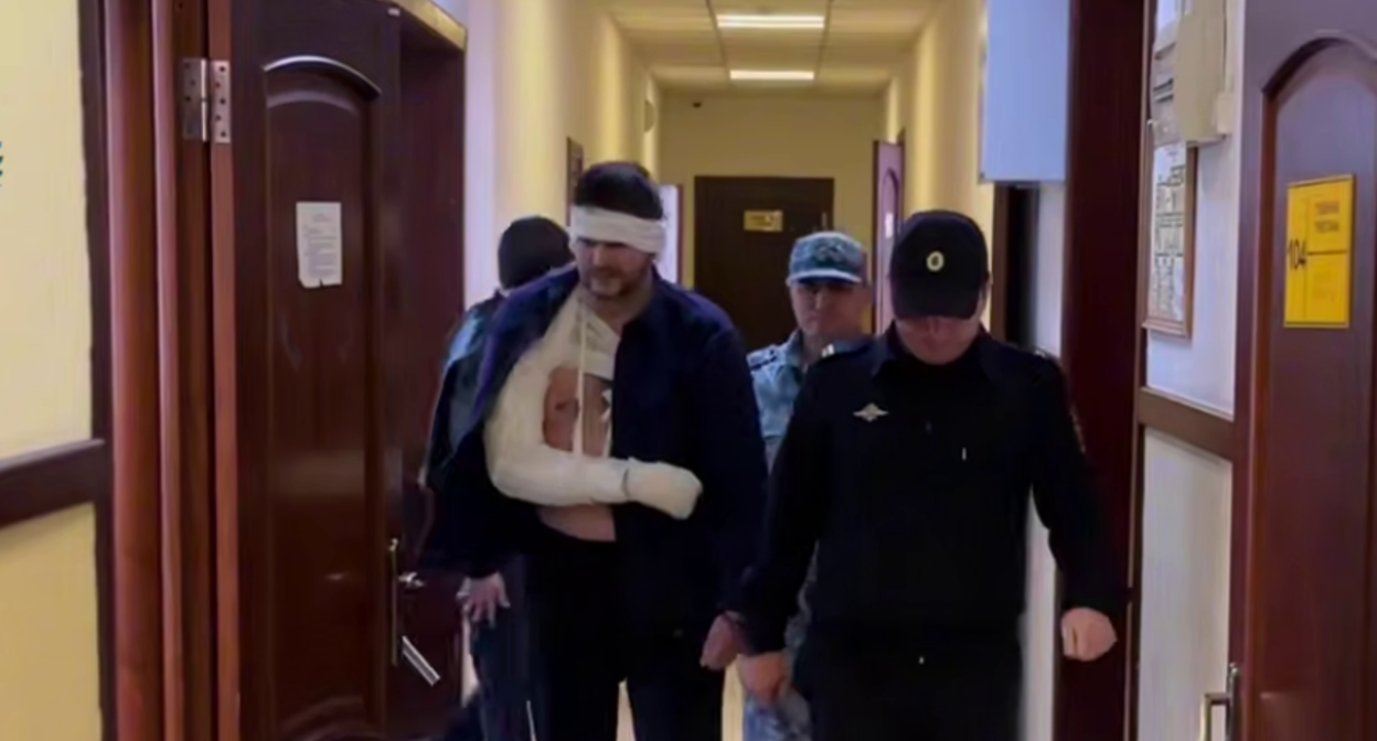 Пилот вертолета арестован в Махачкале. Стоп-кадр видео из Telegram-канала "Фемида Дагестана" от 19.11.25, https://t.me/Femida_Dagestana/301.