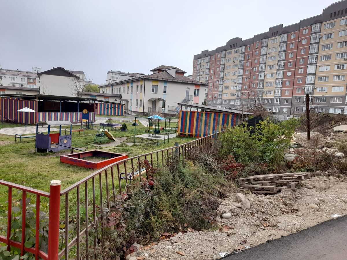 Котлован у ограды детсада. Фото корреспондента "Кавказского узла"

