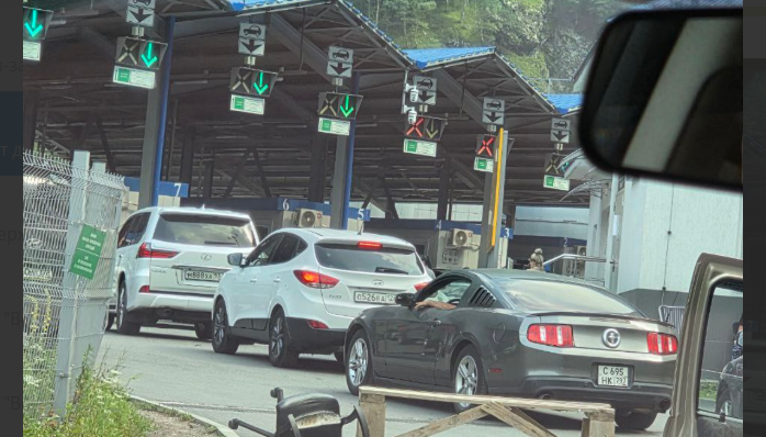 Автомобили в ожидании контроля на въезде в Грузию. Скриншот фото из Telegram-канала "Осетия" https://t.me/ossetiaFB/54074.
