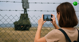 Девушка фотографирует военный объект. Иллюстрация создана «Кавказским узлом» с помощью ИИ в программе Copilot