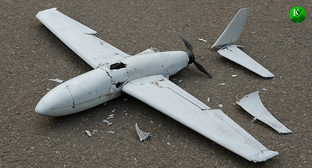 Обломки БПЛА. Сгенерируй пожалуйста горизонтальную картинку: