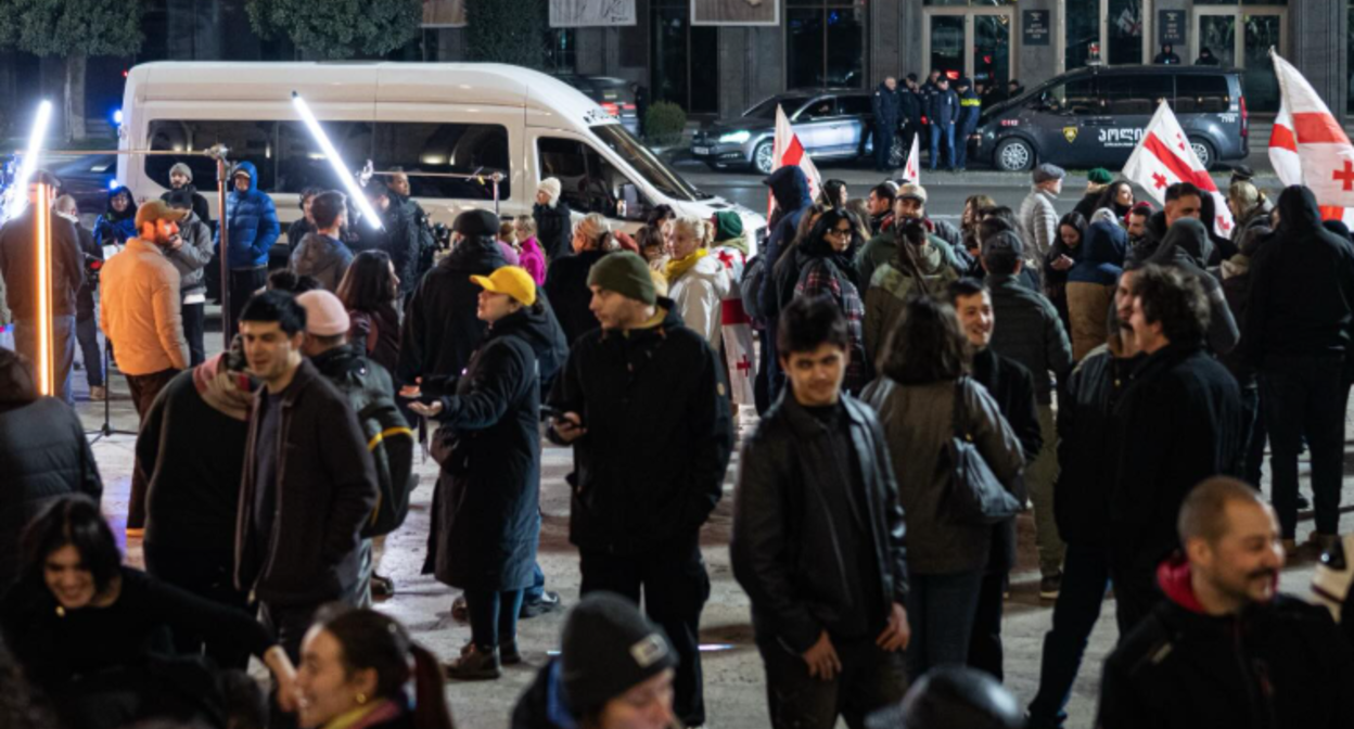 Протестующие у парламента Грузии. Скриншот фото Publika от 26.11.25 https://www.facebook.com/photo?fbid=1615948196471391&set=pcb.1615948263138051(деятельность компании Meta, владеющей соцсетью, запрещена в России).