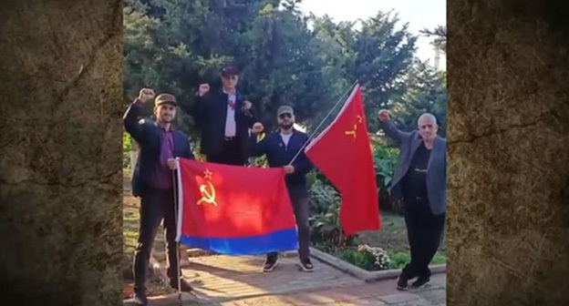 Участники акции с флагами СССР в Баку. 26 ноября 2025 г. Скриншот видео https://ru.apa.az/incident/arestovany-lica-razmaxivavsie-flagami-sssr-v-baku-video-628495